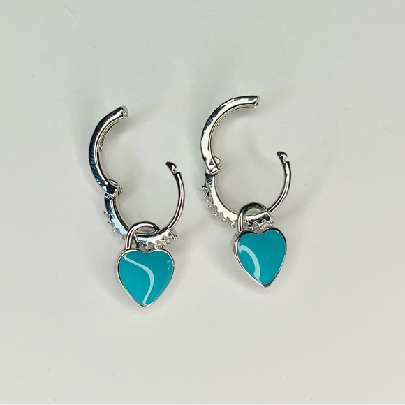 Small hoop earrings with heart charm - Picture 4 of 5